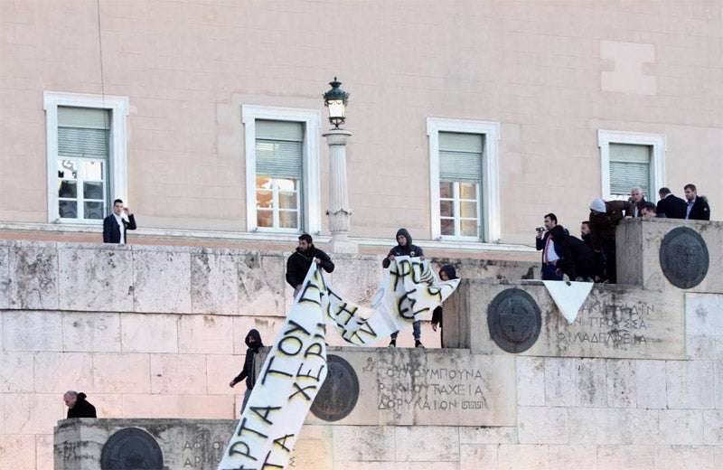 Eπεισόδια έξω από τη Βουλή με υποστηρικτές των ζηλωτών της Μονής Εσφιγμένου (εικόνες)